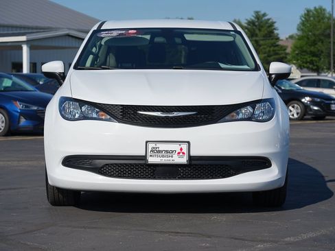 Used 2021 Chrysler Voyager L FWD image 8