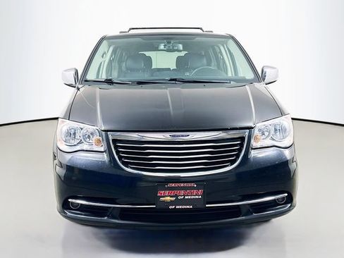 Used 2016 Chrysler Town & Country Touring-L image 4