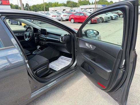 Used 2022 Kia Forte LXS FWD image 9