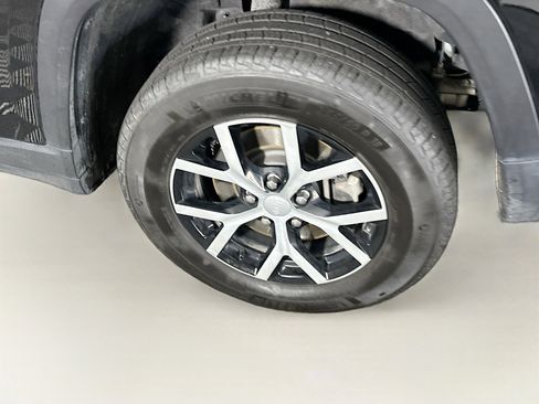 Used 2024 Jeep Grand Cherokee L Limited w/ Luxury Tech Group II image 11