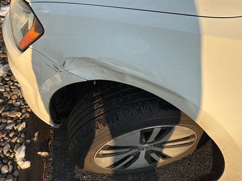 Used 2016 Volkswagen e-Golf SE image 5