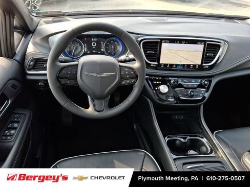 Used 2025 Chrysler Pacifica Limited FWD image 15