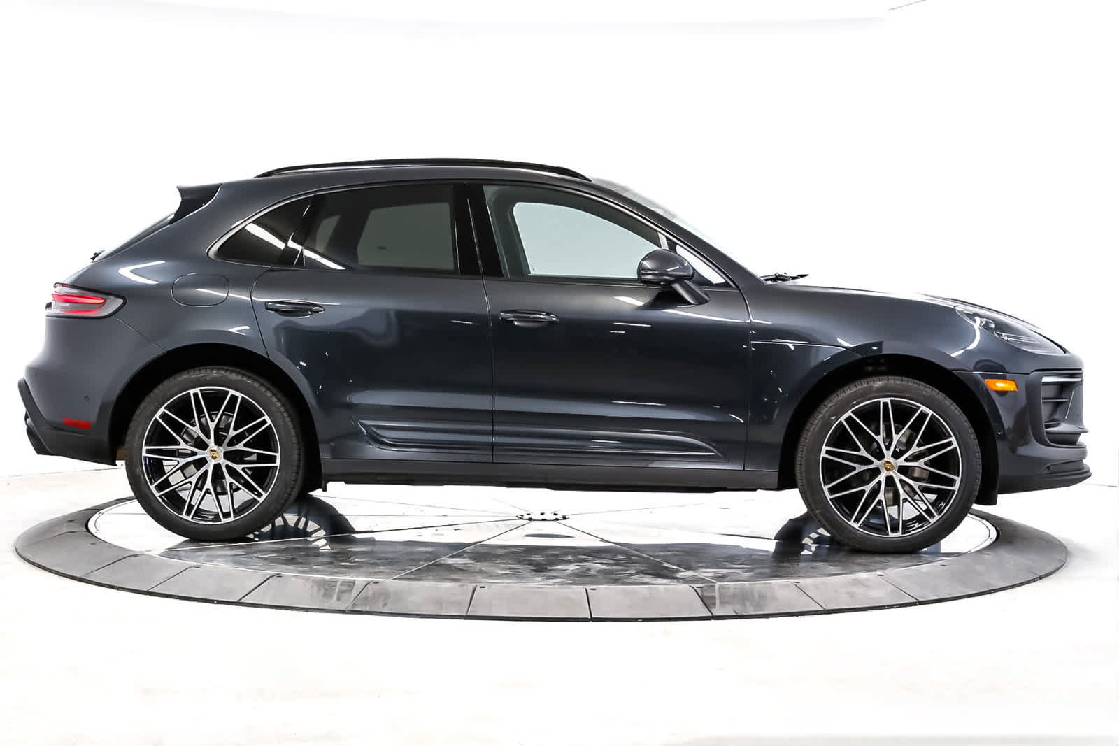 Certified 2023 Porsche Macan AWD/4WD image 8