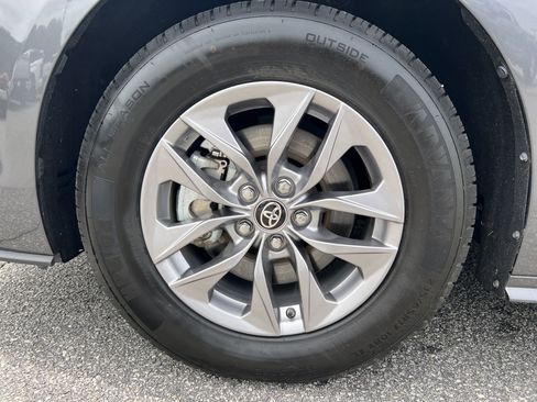 Certified 2025 Toyota Sienna XLE FWD image 25