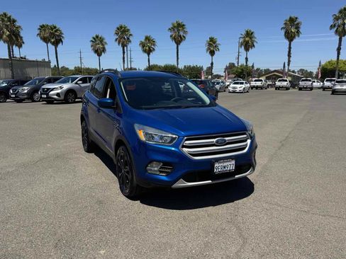 Used 2018 Ford Escape SE w/ SE Sync 3 Package AWD/4WD image 3