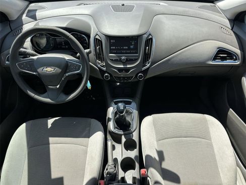 Used 2017 Chevrolet Cruze LT FWD image 11