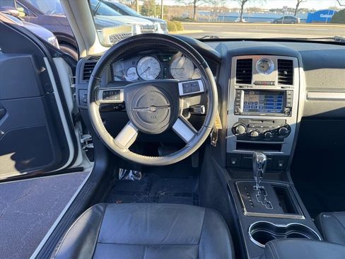 Used 2010 Chrysler 300 Touring image 11