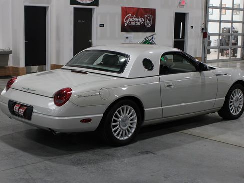 Used 2005 Ford Thunderbird 50th Anniversary RWD image 16