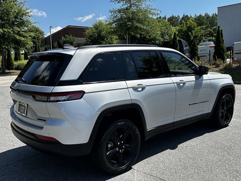 Used 2024 Jeep Grand Cherokee Limited w/ Luxury Tech Group II AWD/4WD image 8