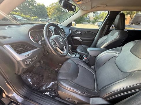 Used 2018 Jeep Cherokee Latitude Plus w/ Cold Weather Group AWD/4WD image 10