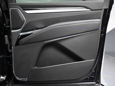 Used 2025 Cadillac Escalade ESV Premium Luxury image 37