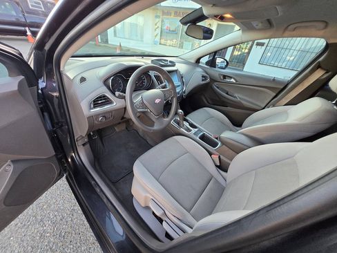 Used 2017 Chevrolet Cruze LT FWD image 21