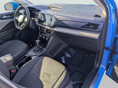 Used 2023 Volkswagen Taos SE w/ Panoramic Sunroof Package FWD image 9