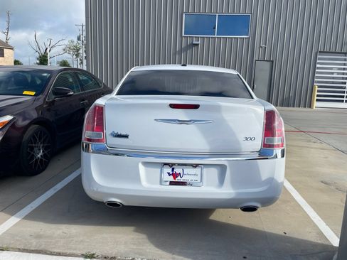 Used 2014 Chrysler 300 RWD image 5