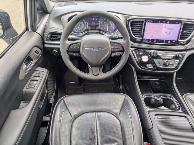 Used 2024 Chrysler Pacifica Limited w/ S Appearance Package FWD image 15