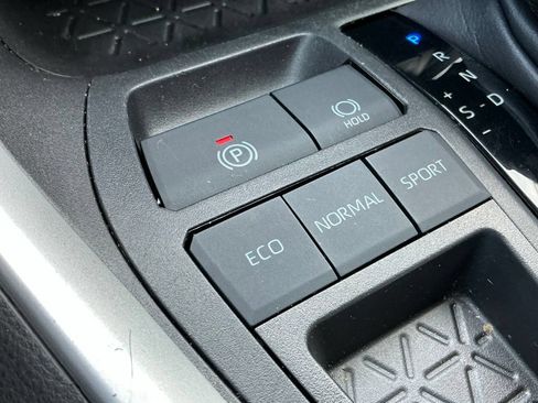 Used 2022 Toyota RAV4 LE FWD image 37