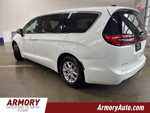 Used 2023 Chrysler Pacifica Touring-L image 6