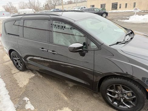Used 2019 Chrysler Pacifica Touring-L Plus w/ S Appearance Package image 5