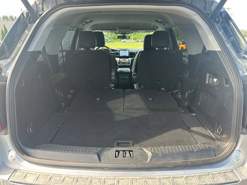 Used 2021 Ford Explorer XLT w/ Equipment Group 202A AWD/4WD image 22
