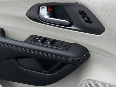 Used 2024 Chrysler Pacifica Touring-L image 33