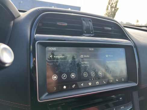 Used 2020 Jaguar F-PACE Checkered Flag image 26