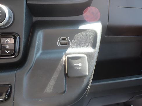 Used 2025 RAM ProMaster 2500 w/ Convenience Group FWD image 17