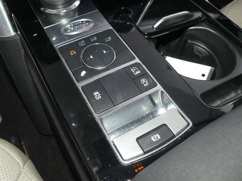 Used 2017 Land Rover Discovery HSE image 40