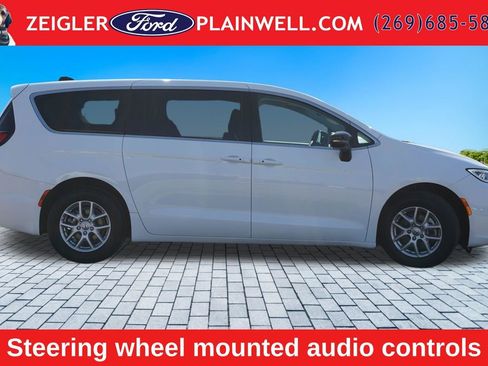 Used 2024 Chrysler Pacifica Touring-L FWD image 6