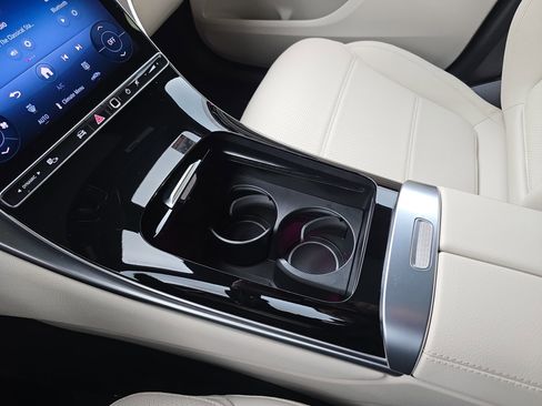 Used 2025 Mercedes-Benz GLC 300 image 24