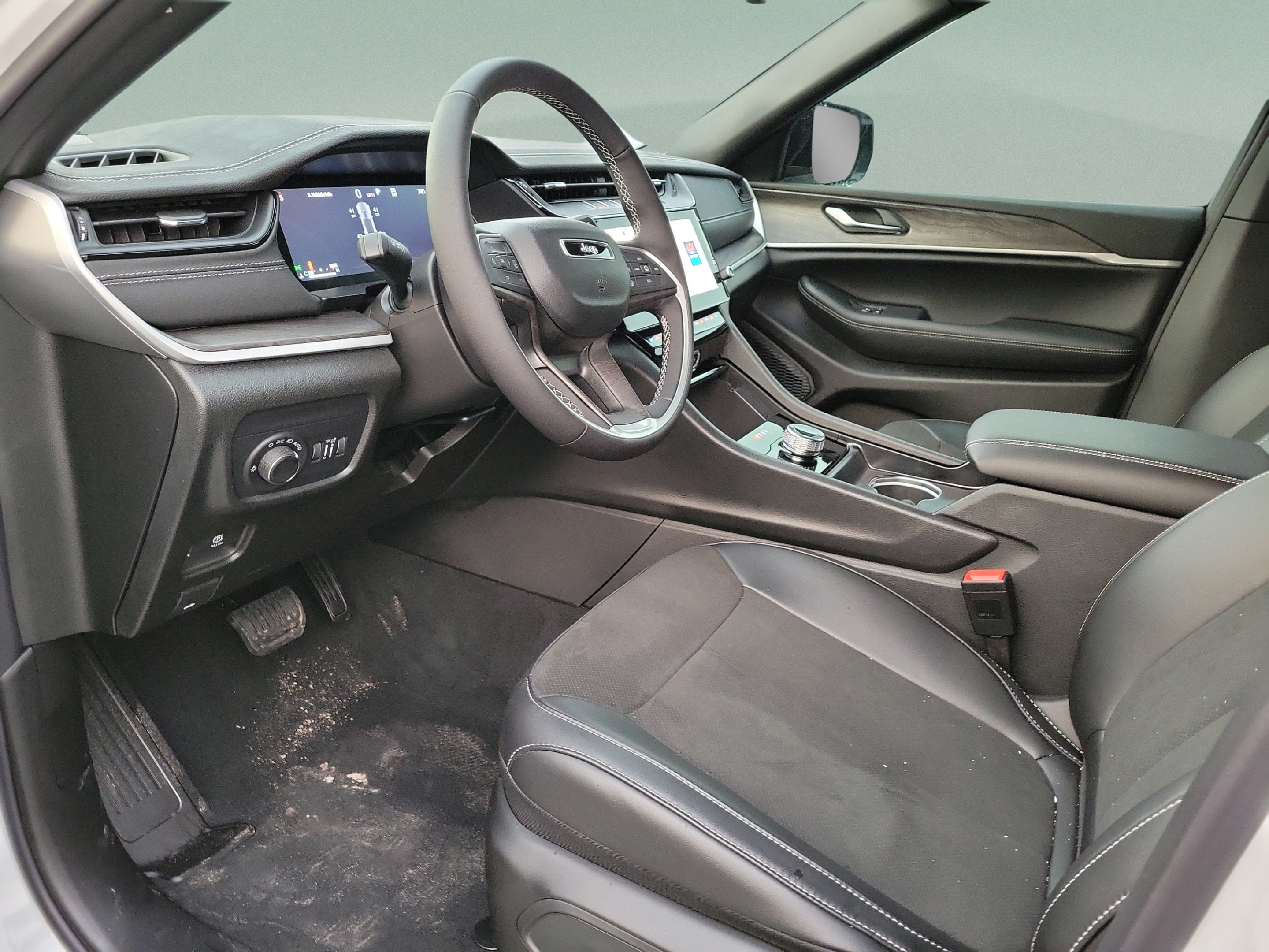 New 2027 Jeep Grand Cherokee Altitude RWD image 14