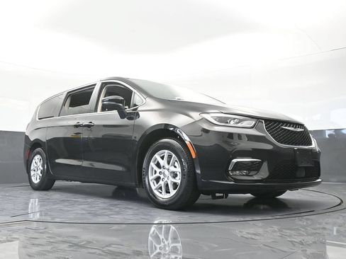 Used 2023 Chrysler Pacifica Touring-L FWD image 60