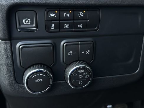 New 2026 Chevrolet Suburban Premier image 18