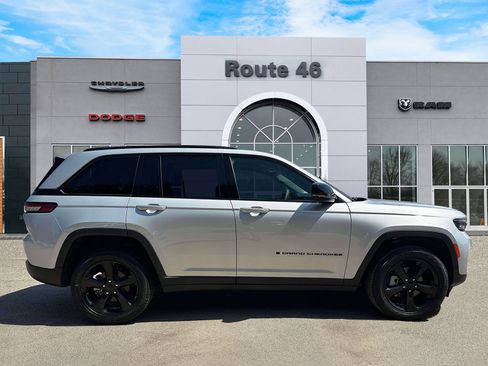 Used 2024 Jeep Grand Cherokee Limited w/ Black Appearance Package AWD/4WD image 6
