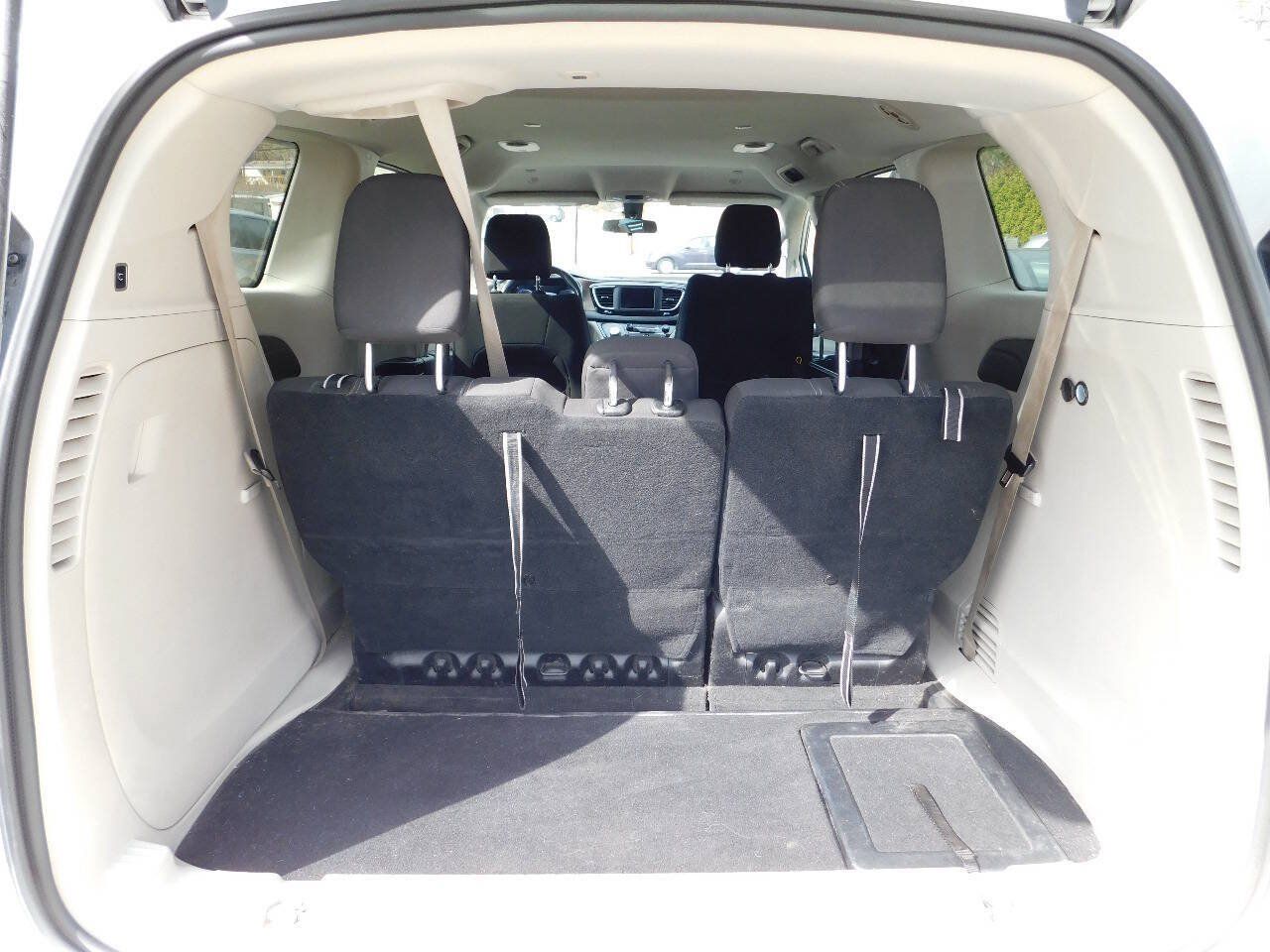 Used 2022 Chrysler Voyager LX FWD image 22
