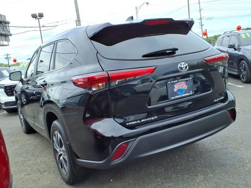Used 2023 Toyota Highlander XLE AWD/4WD image 4