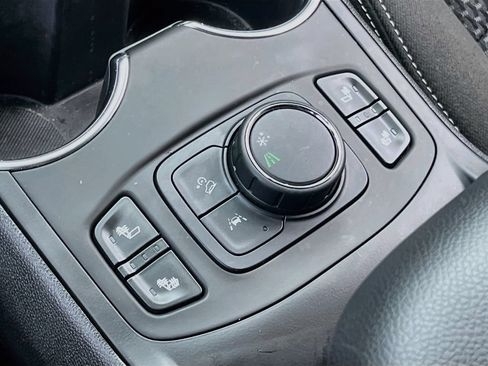 Used 2024 GMC Terrain SLE w/ Driver Convenience Package FWD image 19