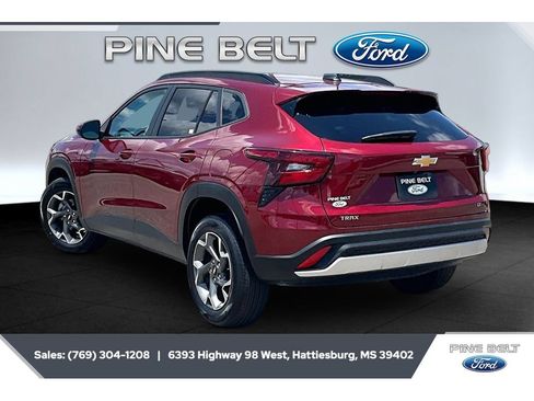 Used 2024 Chevrolet Trax LT FWD image 2