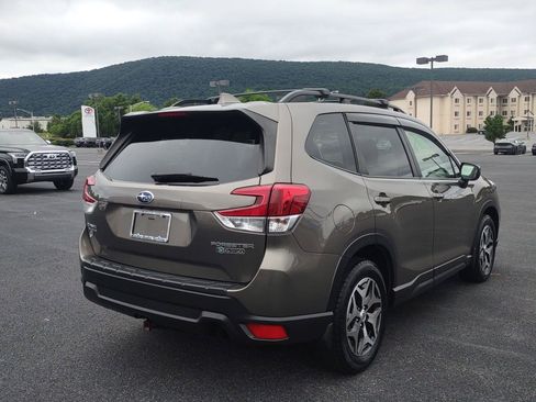 Used 2021 Subaru Forester Premium AWD/4WD image 7
