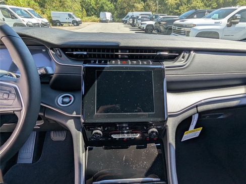 New 2025 Jeep Grand Cherokee Laredo X w/ Luxury Tech Group I image 13