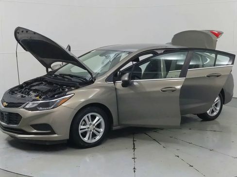 Used 2017 Chevrolet Cruze LT image 10