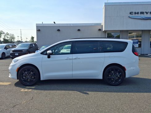 Certified 2023 Chrysler Pacifica Touring-L w/ S Appearance Package AWD/4WD image 4