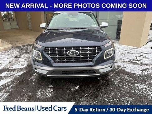Used 2023 Hyundai Venue Limited image 2