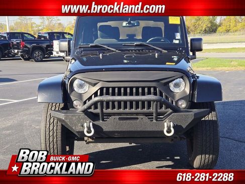 Used 2017 Jeep Wrangler Sahara w/ Connectivity Group AWD/4WD image 2