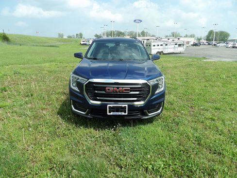 Used 2023 GMC Terrain SLE w/ Driver Convenience Package AWD/4WD image 3