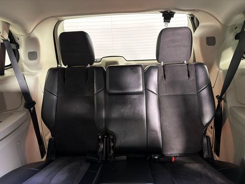 Used 2016 Chrysler Town & Country Limited FWD image 20