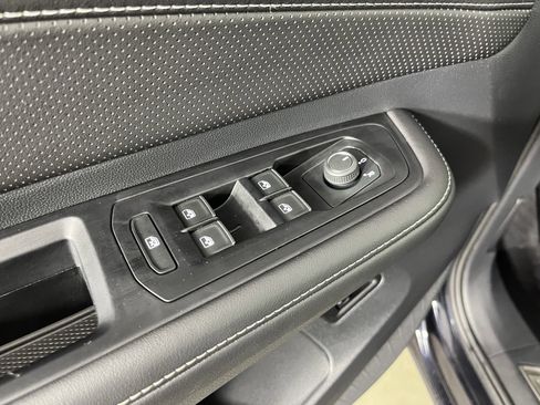 Certified 2025 Volkswagen Atlas Cross Sport SE image 18