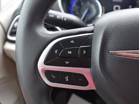 Used 2023 Chrysler Pacifica Touring-L FWD image 31