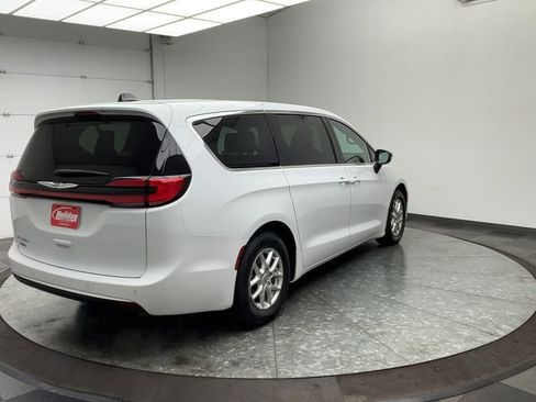 Used 2024 Chrysler Pacifica Touring-L image 38