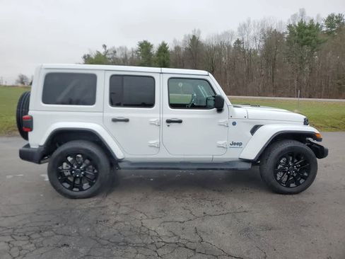 Used 2025 Jeep Wrangler Sahara image 8