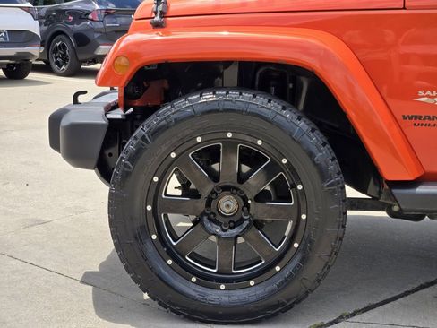 Used 2015 Jeep Wrangler Unlimited Sahara w/ Connectivity Group AWD/4WD image 13
